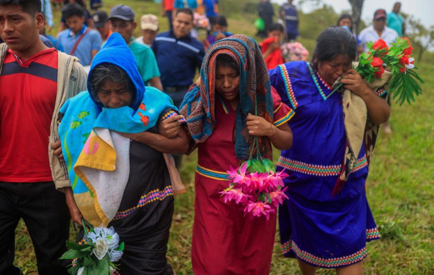 Personas lloran en un funeral en el cementerio del poblado de Cascabel, distrito de Mironó. Foto: EFE
