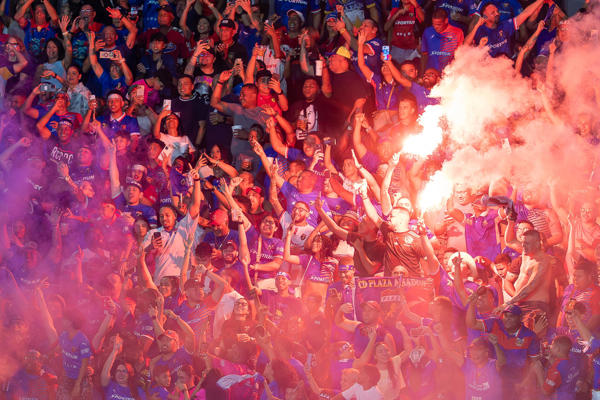 La afición placina festeja uno de sus goles en la final de la LPF, ante Alianza. Foto: EFE