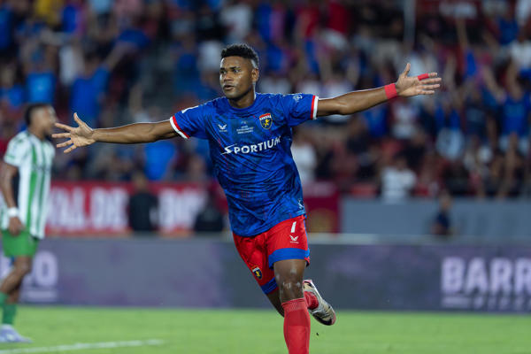 La afición placina festeja uno de sus goles en la final de la LPF, ante Alianza. Foto: EFE