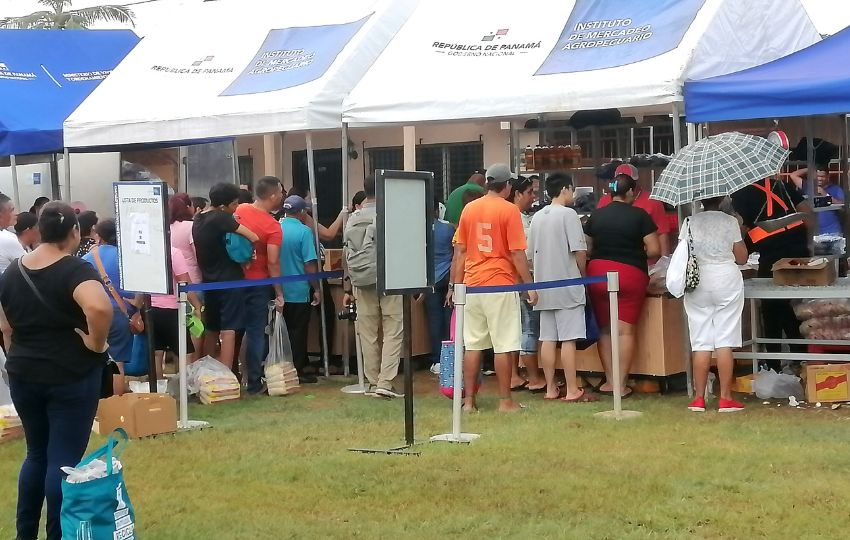 Venta de bolsas navideñas. Foto: Thays Domínguez