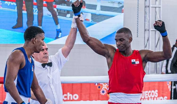Eduardo Beckford (der.)  pelea en los 70 kilogramos. Foto: COP