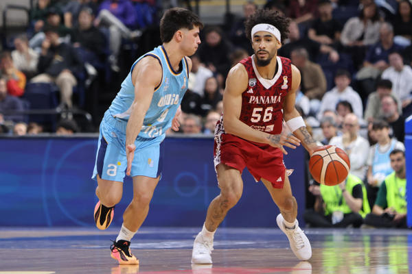 Lucas Capalbo (izq.) de Uruguay disputa el balón con Jhivvan Jackson de Panamá . Foto: EFE