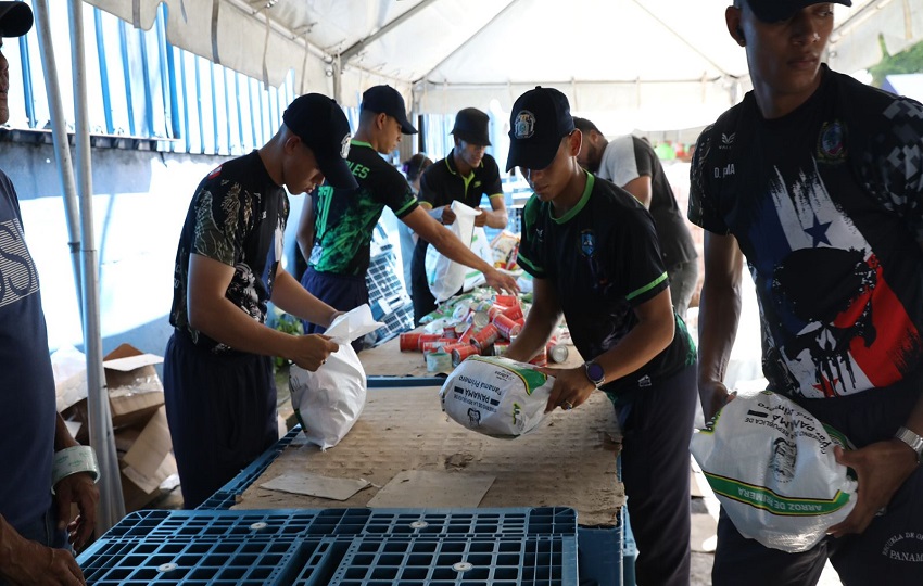 Preparación de las canastas navideñas. Foto: Cortesía 