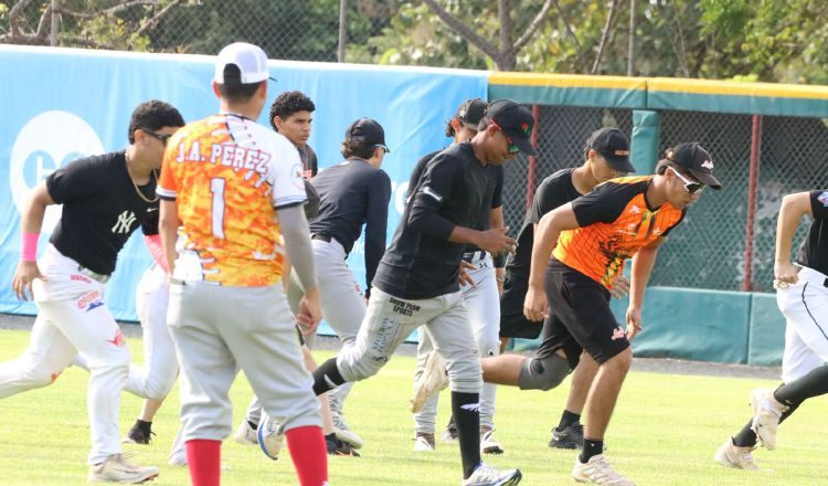 Jugadores de Los Santos en los entrenamientos. Foto: Fedebeis