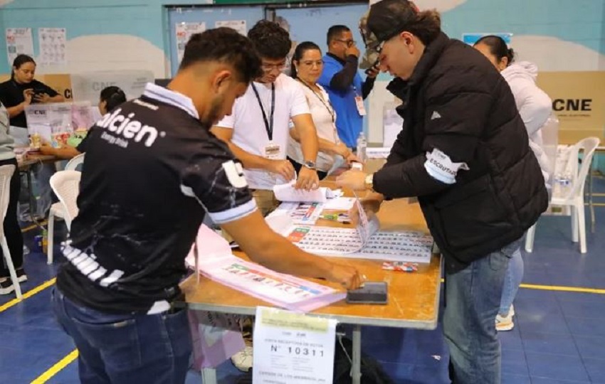 Conteo de votos tras el cierre de las urnas. Foto: EFE 