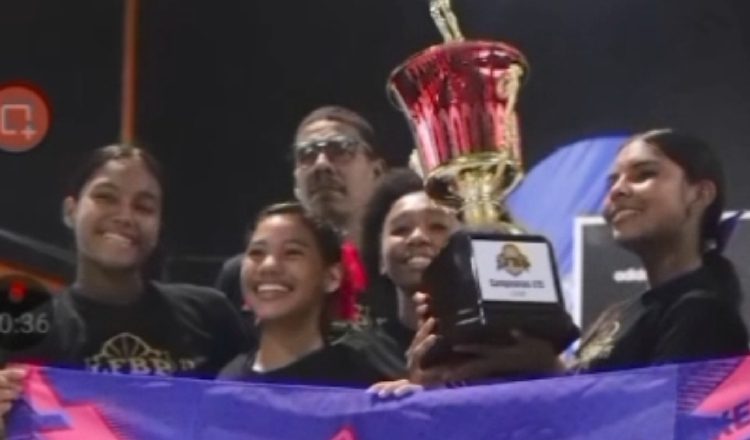 La joven Gianelis García Trotman con la copa del torneo. Foto: Diómedes Sánchez S.