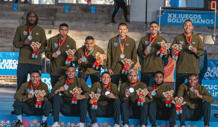 Jugadores del equipo de Panamá Futsal con su medalla de plata. Foto: COP