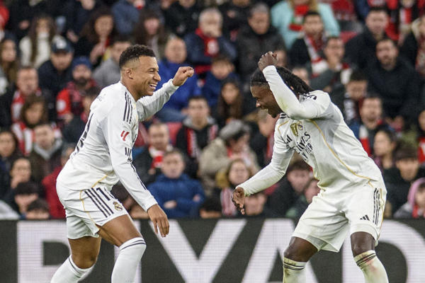 El delantero francés del Real Madrid Kylian Mbappé (izda) celebra con Eduardo Camavinga el 0-3 conseguido durante el partido de la jornada 19 de LaLiga EA Sports entre el Athletic Club. Foto: EFE