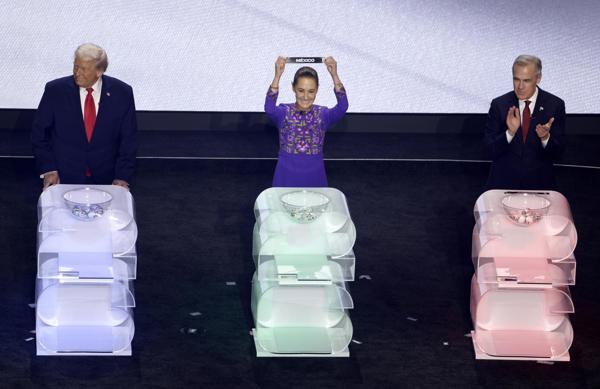 El presidente de la FIFA, Giovanni Infantino (izq.), junto al presidente estadounidense Donald Trump, la presidenta mexicana Claudia Sheinbaum y el primer ministro canadiense Mark Carney (der.). Foto: EFE