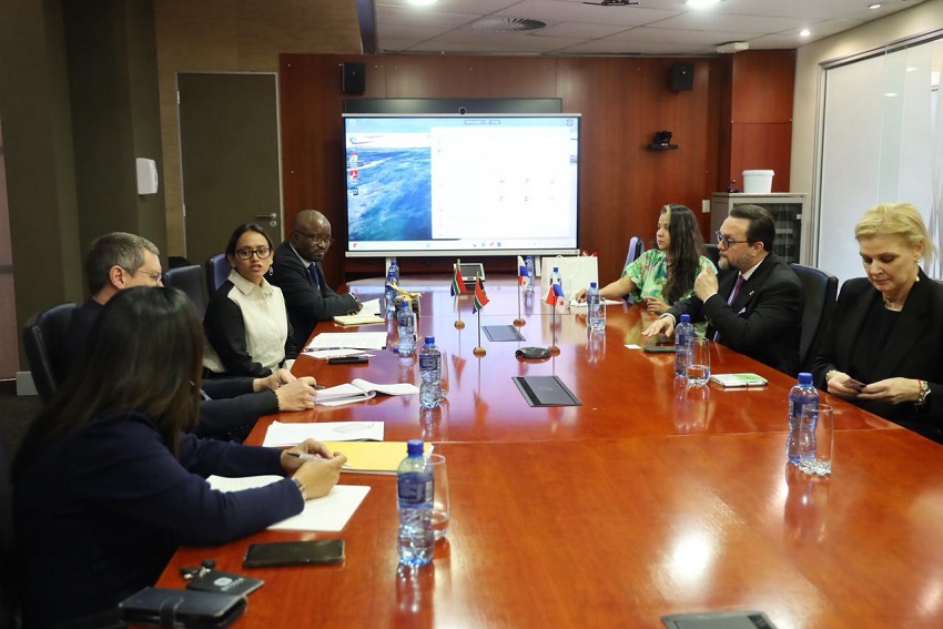 El ministro Moltó, junto a la presidenta de Apede, se reunió con Elias Monage, presidente del Black Business Council (BBC) de Sudáfrica. Foto: Cortesía Mici