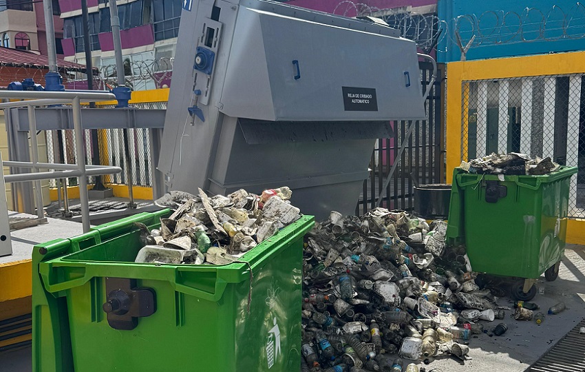 La mala práctica de la población de arrojar basura en las calles continúa generando serios problemas. Foto: Diomedes Sánchez