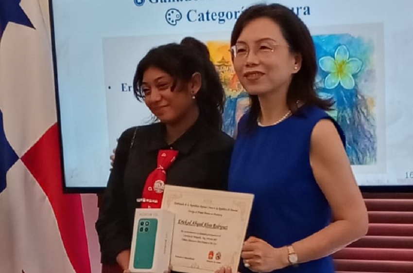 Eriksel Alveo, ganadora del concurso de pintura, junto a la embajadora. Foto: Pancho Paz