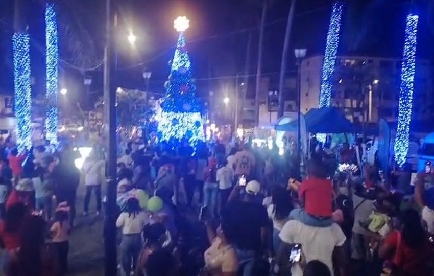 Enciendo de las luces del árbol de Navidad en Colón. Enciendo de las luces del árbol de Navidad en Colón.