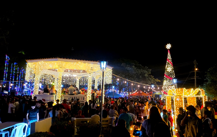 Encendido de luces en el Parque 8 de Diciembre de Penonomé. Foto: Cortesía