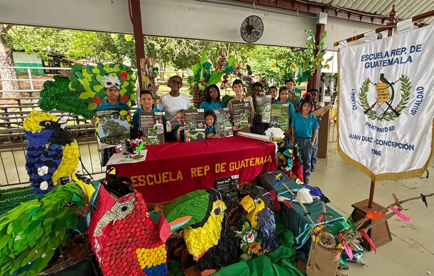 Los estudiantes junto a sus creaciones. Los estudiantes junto a sus creaciones.