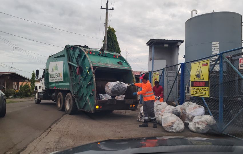 Camión compactador alquilado por la empresa. Foto: Eric Montenegro Camión compactador alquilado por la empresa. Foto: Eric Montenegro