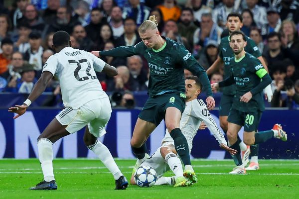 El defensa del Real Madrid, Antonio Rüdiger (22) acecha al delantero Erling Haaland (cent.) del Manchester City. Foto: EFE El defensa del Real Madrid, Antonio Rüdiger (22) acecha al delantero Erling Haaland (cent.) del Manchester City. Foto: EFE