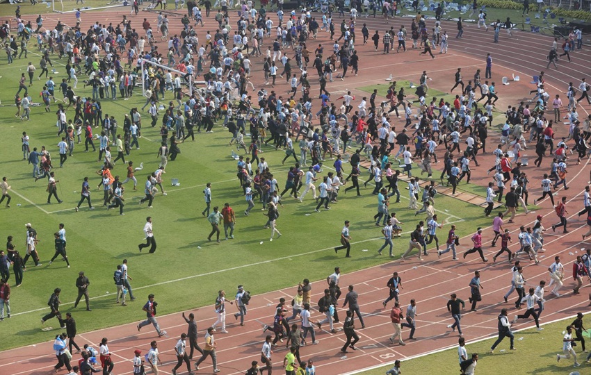 Los aficionados lanzan botellas y sillas, vandalizando vallas publicitarias en el Salt Lake Stadium. Foto: EFE Los aficionados lanzan botellas y sillas, vandalizando vallas publicitarias en el Salt Lake Stadium. Foto: EFE