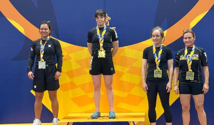 Jennisín Rosanía (izq.), gana plata en el Mundial de Jiu Jitsu. Foto: Cortesía 