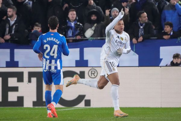 El delantero francés del Real Madrid, Kylian Mbappé (d) celebra su gol contra Alavés. Foto: EFE El delantero francés del Real Madrid, Kylian Mbappé (d) celebra su gol contra Alavés. Foto: EFE