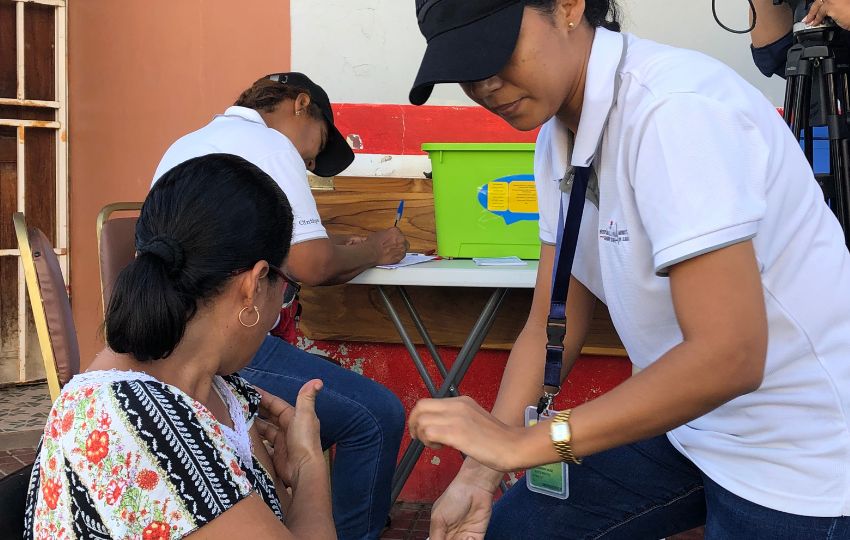 Recomiendan revisar la tarjeta de vacunación. Foto: Thays Domínguez Recomiendan revisar la tarjeta de vacunación. Foto: Thays Domínguez