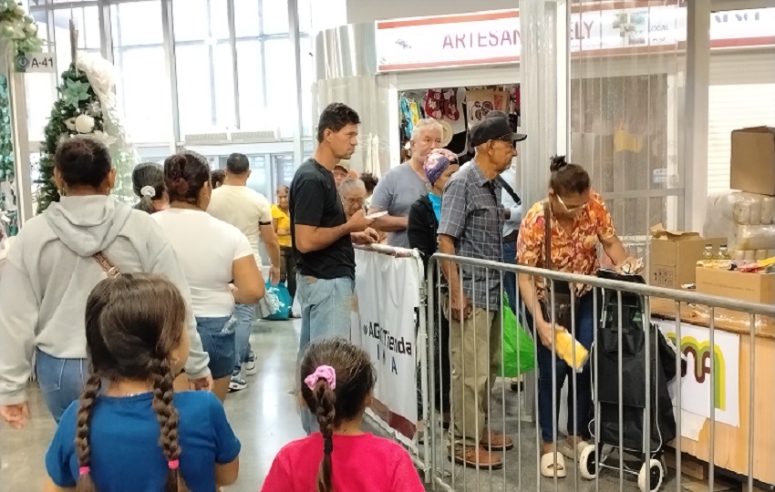 El consumo de pescado entero y mariscos durante las celebraciones de fin de año es una tradición de años en los hogares azuerenses. Foto. Thays Domínguez El consumo de pescado entero y mariscos durante las celebraciones de fin de año es una tradición de años en los hogares azuerenses. Foto. Thays Domínguez