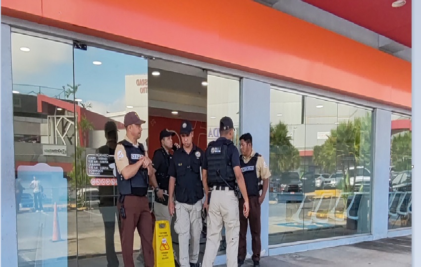 Dentro y fuera del establecimiento comercial quedaron rastros de sangre, además de vidrios rotos. Foto. Eric Montenegro Dentro y fuera del establecimiento comercial quedaron rastros de sangre, además de vidrios rotos. Foto. Eric Montenegro