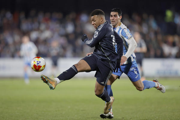 El delantero francés del Real Madrid, Kylian Mbappé, patea el balón ante el jugador del Talavera, Álvaro López. Foto: EFE El delantero francés del Real Madrid, Kylian Mbappé, patea el balón ante el jugador del Talavera, Álvaro López. Foto: EFE
