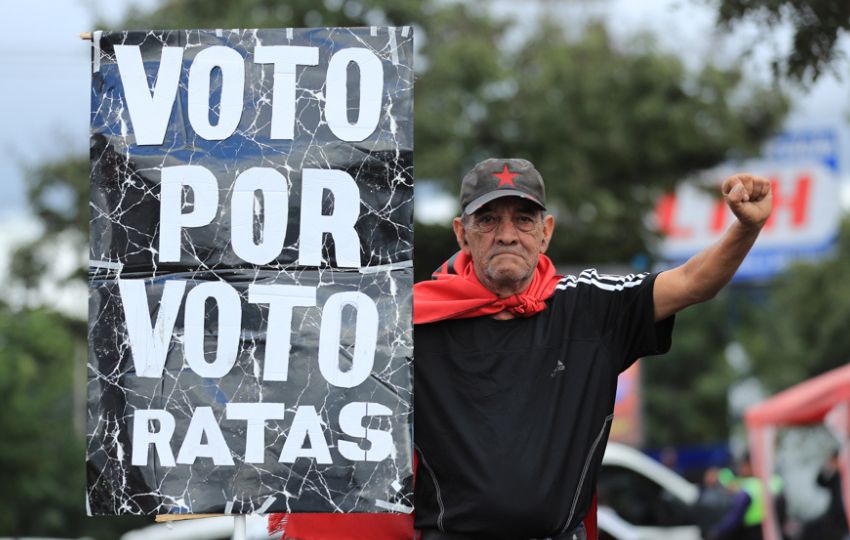 Simpatizante del Partido Libertad y Refundación (Libre). Foto: EFE Simpatizante del Partido Libertad y Refundación (Libre). Foto: EFE