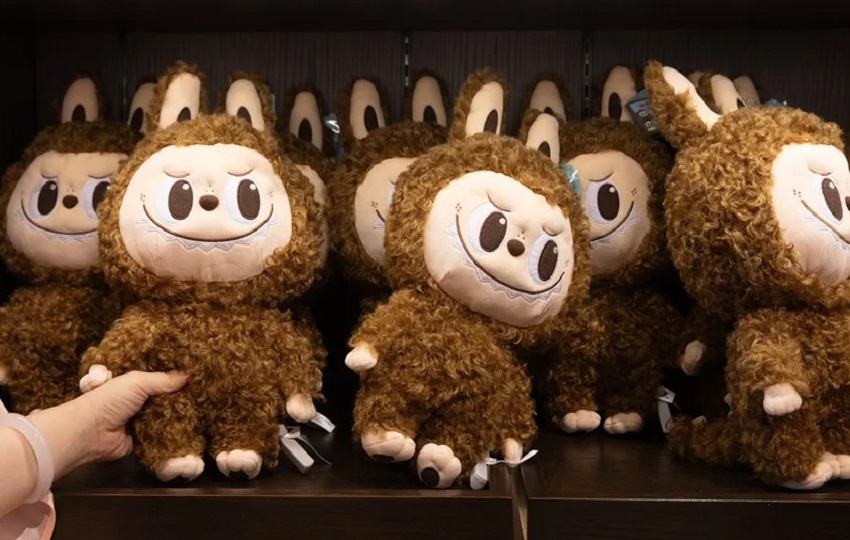 Labubu es el nombre del muñeco monstruo principal de la línea, que incluye al líder Zimomo, su compañera Mokoko y su novio Tycoco como personajes. EFE Labubu es el nombre del muñeco monstruo principal de la línea, que incluye al líder Zimomo, su compañera Mokoko y su novio Tycoco como personajes. EFE