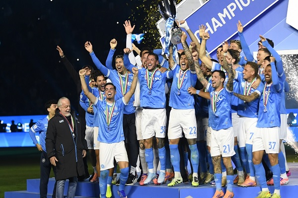 Jugadores del Nápoles festejan el título. Foto: EFE