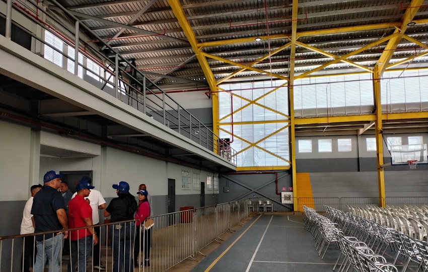 El director del Colegio José Daniel Crespo, Jesse Díez, dijo que el gimnasio ya se encuentra operativo, lo que permite retomar actividades que por años estuvieron limitadas. Foto: Rhays Domínguez El director del Colegio José Daniel Crespo, Jesse Díez, dijo que el gimnasio ya se encuentra operativo, lo que permite retomar actividades que por años estuvieron limitadas. Foto: Rhays Domínguez