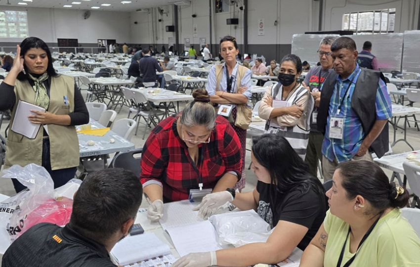 Personas durante el escrutinio especial en Tegucigalpa (Honduras). Foto: EFE