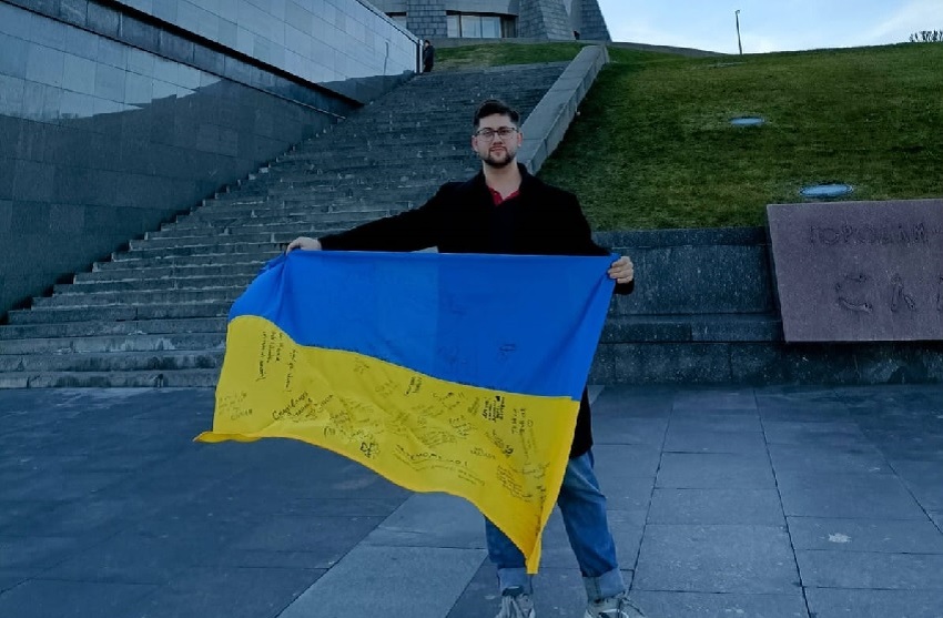 Philippe Lefevre con la bandera de Ucrania en Kiev, la capital del país. Foto: Cortesía PL Philippe Lefevre con la bandera de Ucrania en Kiev, la capital del país. Foto: Cortesía PL
