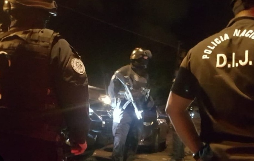 Agentes de la Policía Nacional llegaron a la residencia. Foto: Diómedes Sánchez S