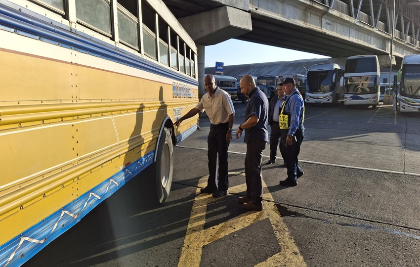 Se verificó que los autobuses se encuentren en buenas condiciones de funcionamiento, revisando aspectos como el estado de los neumáticos y luces. Foto: Cortesía