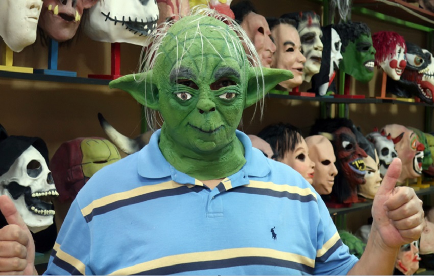  una persona comprando una careta en el Palacio de la Careta, en Quito (Ecuador). EFE