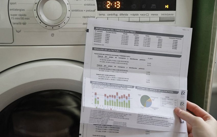 Factura de un hogar ante un electrodoméstico. Foto: EFE/Archivo
