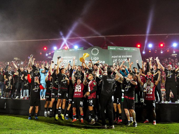 Jugadores de Aljuelense festejam el título 31. Foto: @ldacr Jugadores de Aljuelense festejam el título 31. Foto: @ldacr