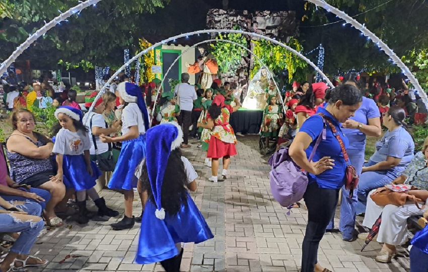Cada parque de Chitré se ha convertido en una estación dentro de una ruta navideña que invita a propios y visitantes a recorrer la ciudad y vivir una experiencia distinta, marcada por la fe, la cultura y la convivencia comunitaria. Foto. Thays Domínguez