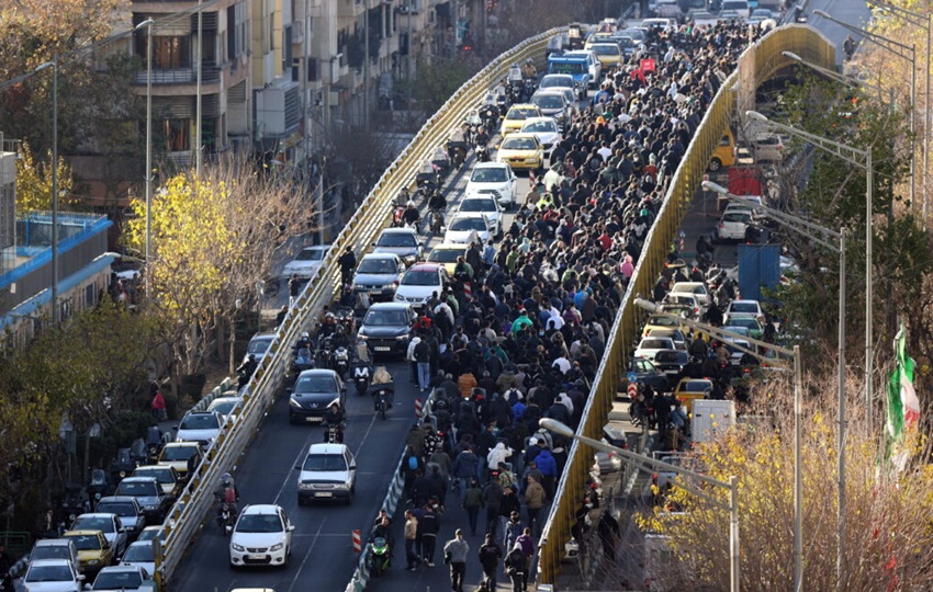 Los manifestantes corearon consignas contra el liderazgo iraní. Foto: EFE