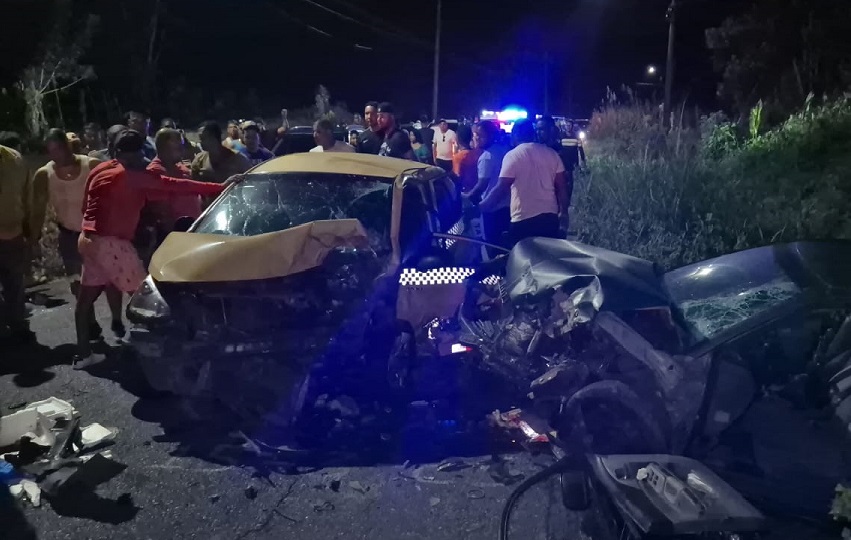 Del impacto, el vehículo particular quedó fuera de la vía, mientras que el taxi sufrió daños mayores. Del impacto, el vehículo particular quedó fuera de la vía, mientras que el taxi sufrió daños mayores.
