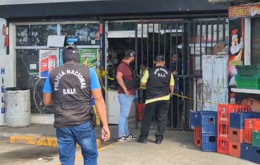 Al lugar llegaron agentes de la Policía Nacional para iniciar la investigación de este intento de robo por parte de estos delincuentes que pretendían llevarse las ganancias del negocio. Foto. Diómedes Sánchez Al lugar llegaron agentes de la Policía Nacional para iniciar la investigación de este intento de robo por parte de estos delincuentes que pretendían llevarse las ganancias del negocio. Foto. Diómedes Sánchez