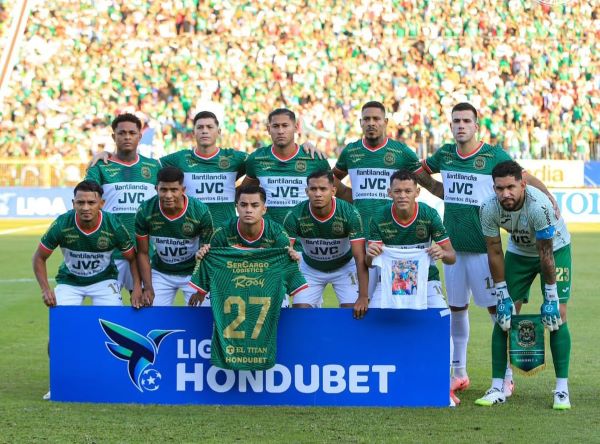 Javier Rivera (centro arriba) y el portero César Samudio fueron titulares con Marathón. Foto: Instagram