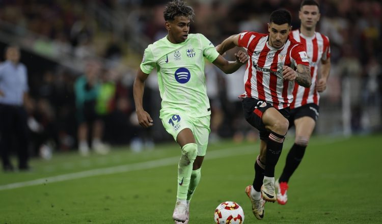 Lamine Yamal, del Barcelona (izq.) y  Yuri Berchiche, del Athletic, durante la semifinal de la pasada Supercopa de España en 2025. Foto: EFE