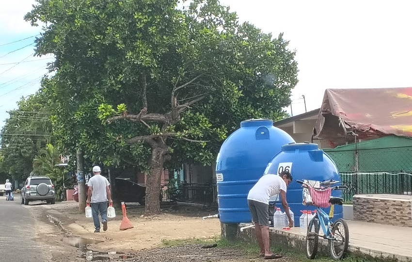 La población ha sido  abastecida de agua en distintos puntos, entre ellos tanques de reserva instalados en sitios estratégicos. Foto. Thays Domínguez