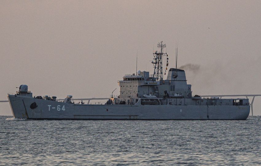 Un buque de patrulla naval de la Armada desde el malecón del Lago de Maracaibo en Maracaibo (Venezuela). Foto: EFE