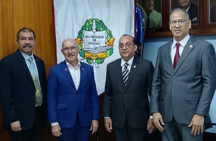 Autoridades universitarias recibieron a Robert Floyd, secretario ejecutivo del Organismo del Tratado de Prohibición Completa de los Ensayos Nucleares. Foto: Cortesía