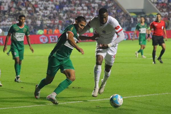 El panameño Javier Rivera (izq.) disputa el balón contra el colombiano Yustin Arboleda, del Olimpia, en la final hondureña. Foto: EFE El panameño Javier Rivera (izq.) disputa el balón contra el colombiano Yustin Arboleda, del Olimpia, en la final hondureña. Foto: EFE