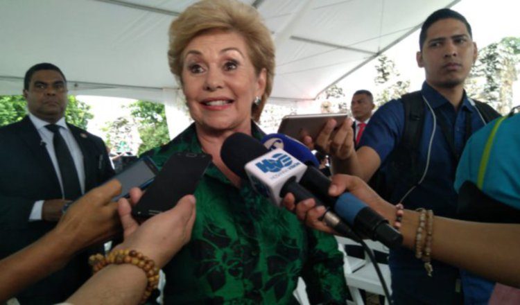 Las declaraciones de Mireya Moscoso se dieron durante la inauguración del puente intercambiador de Chitré. Foto: Archivo